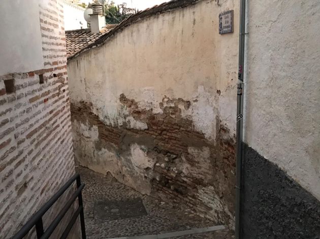 El desprendimiento en la muralla nazarí y otros 15 puntos de deterioro en el Albaicín El desprendimiento en la muralla nazarí y otros 15 puntos de deterioro en el Albaicín
