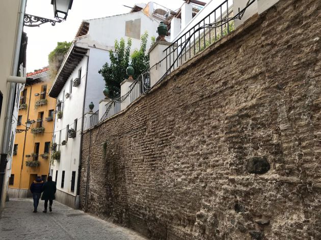 El desprendimiento en la muralla nazarí y otros 15 puntos de deterioro en el Albaicín El desprendimiento en la muralla nazarí y otros 15 puntos de deterioro en el Albaicín