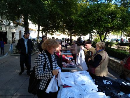 Camisetas y objetos de artesania tradicionales de Guatemala se vendieron en el mercadillo que pusieron los quesadeños Camisetas y objetos de artesania tradicionales de Guatemala se vendieron en el mercadillo que pusieron los quesadeños