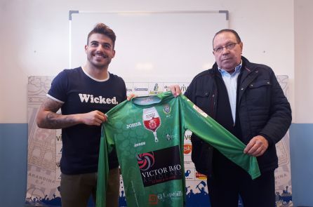 Javi 'Bravo' (i) junto al presidente, Pedro García, en la presentación del guardameta. Javi 'Bravo' (i) junto al presidente, Pedro García, en la presentación del guardameta.