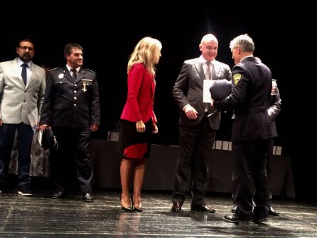 Entrega de una de las distinciones en la Diada Entrega de una de las distinciones en la Diada