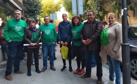 Miembros de la Plataforma Antidesahucios de Jaén durante la protesta. Miembros de la Plataforma Antidesahucios de Jaén durante la protesta.