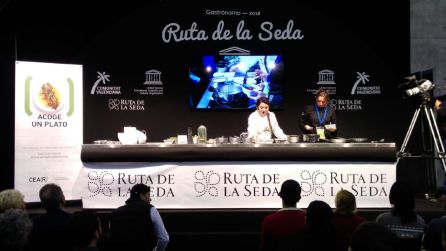 Begoña Rodrigo y Ángela cocinando el mole, el plato típico mexicano Begoña Rodrigo y Ángela cocinando el mole, el plato típico mexicano
