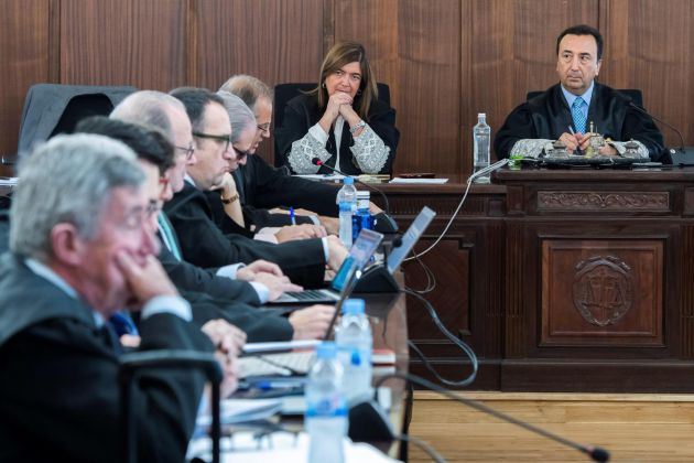 El abogado Pablo Jiménez de Parga (6i), que representa al expresidente socialista andaluz Manuel Chaves, durante su intervención en la sala de la Audiencia de Sevilla El abogado Pablo Jiménez de Parga (6i), que representa al expresidente socialista andaluz Manuel Chaves, durante su intervención en la sala de la Audiencia de Sevilla