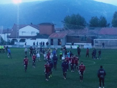 Los jugadores se dirigen a los vestuarios tras disputar el derbi Los jugadores se dirigen a los vestuarios tras disputar el derbi