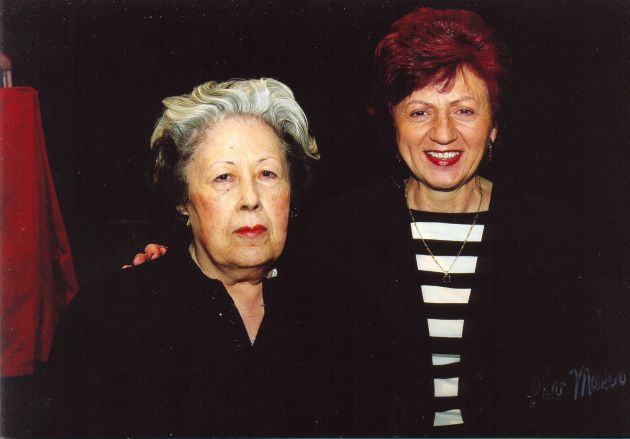 La poeta, junto a Julia Uceda en 2004. La poeta, junto a Julia Uceda en 2004.