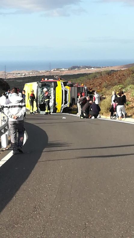 Vuelca una guagua en la carretera de Fataga Vuelca una guagua en la carretera de Fataga