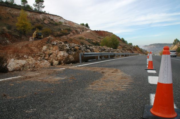El Ministerio de Fomento invierte 378.000 euros en el arreglo de los taludes que se deslizaron sobre la calzada en la carretera Nacional 320: Comienza el arreglo de los desprendimientos sobre la N-320 en Tendilla y Alcocer El Ministerio de Fomento invierte 378.000 euros en el arreglo de los taludes que se deslizaron sobre la calzada en la carretera Nacional 320: Comienza el arreglo de los desprendimientos sobre la N-320 en Tendilla y Alcocer