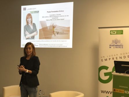Paula Fernández Ochoa durante su ponencia en Linares Paula Fernández Ochoa durante su ponencia en Linares