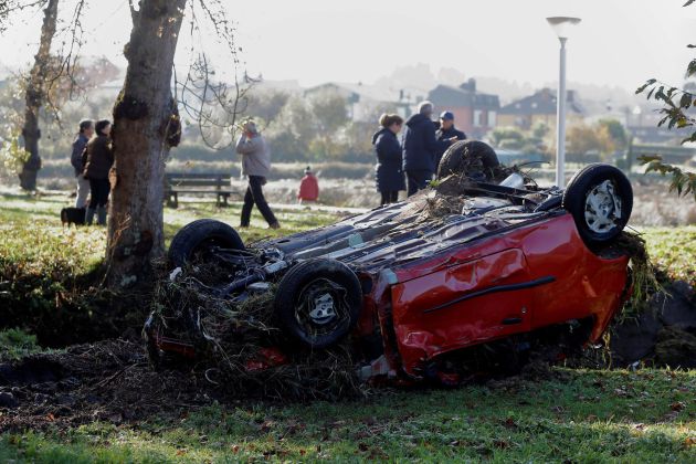 El agua arrastró varios coches en Viveiro. El agua arrastró varios coches en Viveiro.
