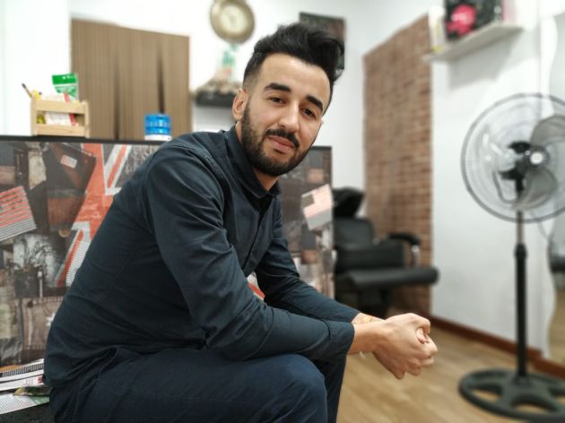 Zakaria en la barbería de la calle Marqués de Guadalcázar. Zakaria en la barbería de la calle Marqués de Guadalcázar.