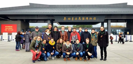 Miembros de la Joven Orquesta de la Unión Europea, posando en su reciente visita a China. Miembros de la Joven Orquesta de la Unión Europea, posando en su reciente visita a China.