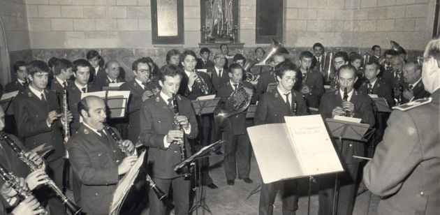 Banda de Música tocando en El Salvador en la fiesta de Santa Cecilia de 1982. En primer plano, a la izquierda, Julián López Calvo tocando el clarinete. Banda de Música tocando en El Salvador en la fiesta de Santa Cecilia de 1982. En primer plano, a la izquierda, Julián López Calvo tocando el clarinete.