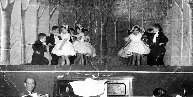 El maestro Daniel Muñoz junto al piano, en una actuación de vals. El primer niño de la izquierda, de rodillas, es José Vicente Ávila. El maestro Daniel Muñoz junto al piano, en una actuación de vals. El primer niño de la izquierda, de rodillas, es José Vicente Ávila.