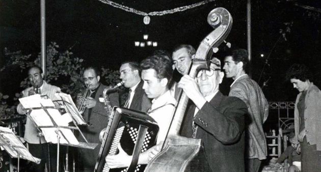 Lorenzo Redondo tocando el violonchelo en el kiosco del Parque de San Julián, junto a Olegario con el acordeón, Pepe Hergueta (saxo), Ángel Huerta y Julián Aguirre (trompetas). Lorenzo Redondo tocando el violonchelo en el kiosco del Parque de San Julián, junto a Olegario con el acordeón, Pepe Hergueta (saxo), Ángel Huerta y Julián Aguirre (trompetas).