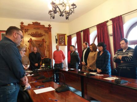 Momento del minuto de silencio en el Pleno Municipal Momento del minuto de silencio en el Pleno Municipal