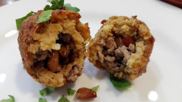kubb o kibbeh, fritura rellena de carne picada de cordero, bulgur y piñones kubb o kibbeh, fritura rellena de carne picada de cordero, bulgur y piñones