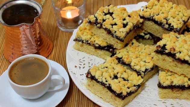 De postre, café y deliciosos dulces caseros árabes De postre, café y deliciosos dulces caseros árabes