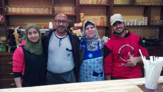 Reham, Ahmed, Zaikia y Husam, miembros de la familia palestina que acaba de abrir Al Batool Reham, Ahmed, Zaikia y Husam, miembros de la familia palestina que acaba de abrir Al Batool