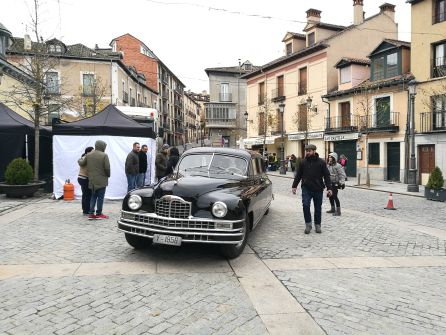 En las escenas se han utilizado varios coches de época En las escenas se han utilizado varios coches de época