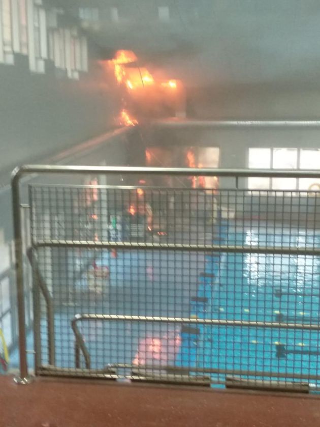 Les flames han entrat a l'interior de la piscina dels Serradells, la part més afectada pel gran incendi declarat aquest matí al centre esportiu. Les flames han entrat a l'interior de la piscina dels Serradells, la part més afectada pel gran incendi declarat aquest matí al centre esportiu.