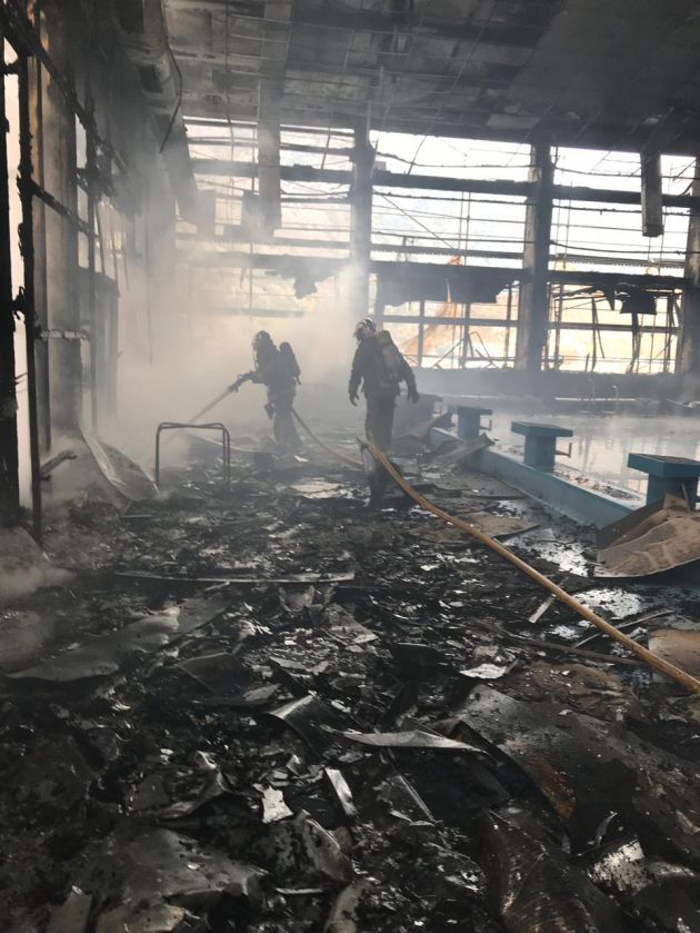 Efectius dels bombers extingint el foc des de l'interior del centre esportiu dels Serradells. Es veu com la façana de la zona aquàtica del recinte ha quedat totalment calcinada així com el fals sostre. Efectius dels bombers extingint el foc des de l'interior del centre esportiu dels Serradells. Es veu com la façana de la zona aquàtica del recinte ha quedat totalment calcinada així com el fals sostre.