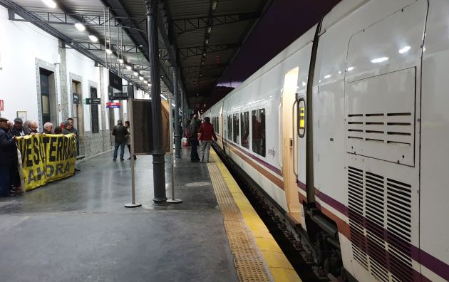 Madrid trenes Talgo AVE Fomento: El vídeo y los sonidos de la reconexión ferroviaria de Granada Madrid trenes Talgo AVE Fomento: El vídeo y los sonidos de la reconexión ferroviaria de Granada