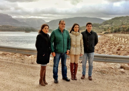 La candidata en la Presa de Siles con los coordinadores de las agrupaciones locales de Santiago-Pontones y Arroyo del Ojanco, José Miguel Llopis y María Porcel, respectivamente La candidata en la Presa de Siles con los coordinadores de las agrupaciones locales de Santiago-Pontones y Arroyo del Ojanco, José Miguel Llopis y María Porcel, respectivamente