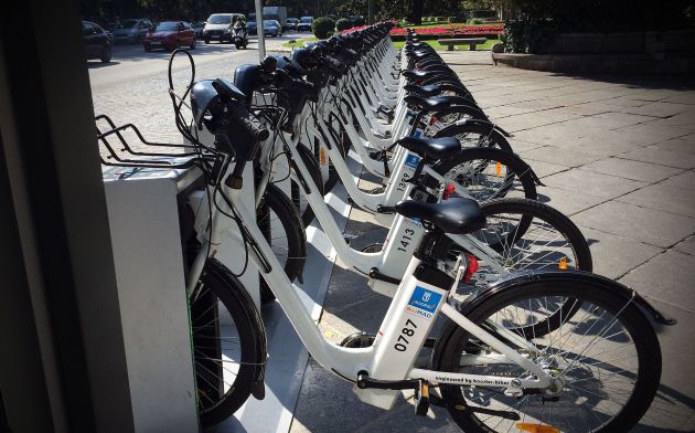 Estación de BiciMad, el servicio de bicicletas eléctricas de alquiler de Madrid. Estación de BiciMad, el servicio de bicicletas eléctricas de alquiler de Madrid.