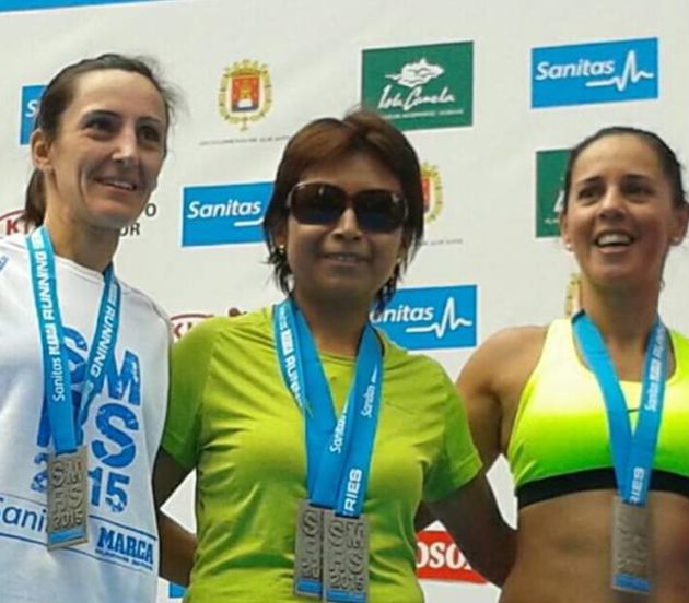Veronica Janet Santiago en el pódium de la Carrera de los Castillos Veronica Janet Santiago en el pódium de la Carrera de los Castillos