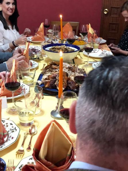 Tras las oración y el brindis, comienza el almuerzo Tras las oración y el brindis, comienza el almuerzo