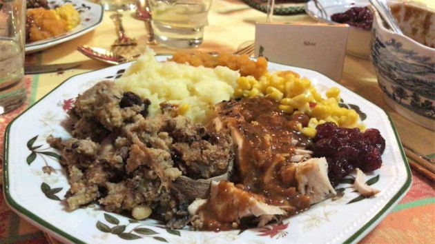 Plato principal, con el pavo y las diferentes guarniciones Plato principal, con el pavo y las diferentes guarniciones