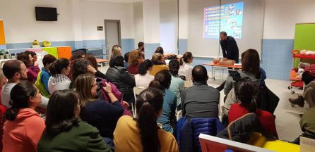 Los técnicos en emergencias sanitarias muestran como realizar una maniofra de RCP Los técnicos en emergencias sanitarias muestran como realizar una maniofra de RCP