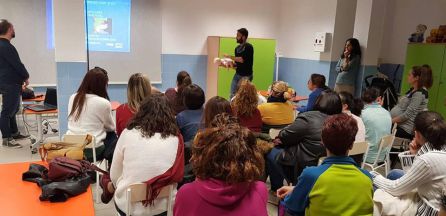 Padres y madres aprenden como enfrentarse a un atragantamiento infantil Padres y madres aprenden como enfrentarse a un atragantamiento infantil
