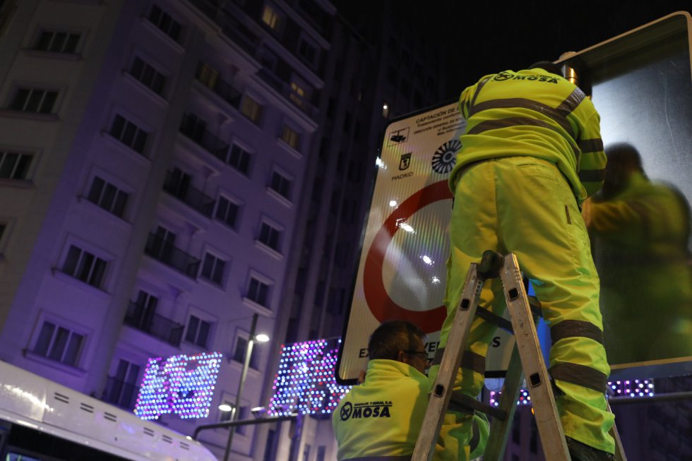 Los operarios preparan los carteles en la víspera de la puesta en marcha de Madrid Central. Los operarios preparan los carteles en la víspera de la puesta en marcha de Madrid Central.