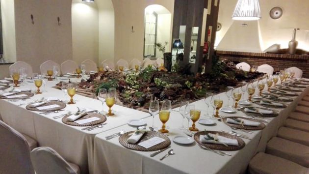 Mesa preparada para la Jornada de Otoño, Caza y Setas con es espectacular centro Mesa preparada para la Jornada de Otoño, Caza y Setas con es espectacular centro