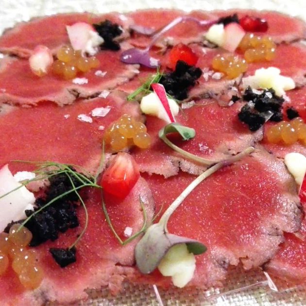 Carpaccio de corzo con vinagreta de trufa Carpaccio de corzo con vinagreta de trufa
