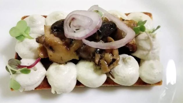 Tosta de berenjenas asadas y boletus Tosta de berenjenas asadas y boletus