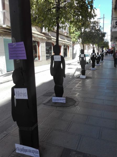 Algunos de los carteles elaborados y colocados en lacalle General Fresneda, recordando a las víctimas Algunos de los carteles elaborados y colocados en lacalle General Fresneda, recordando a las víctimas