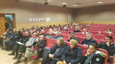 Al salon de plenos acudieron todos los vecinos afectados Al salon de plenos acudieron todos los vecinos afectados