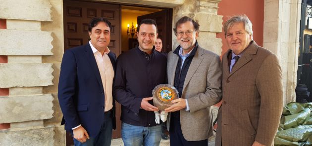 Diego Álvarez, de Quesos Villarejo, junto a Mariano Rajoy. Diego Álvarez, de Quesos Villarejo, junto a Mariano Rajoy.