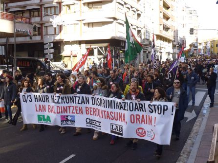 Multitud de personas protestando en la manifestación de hoy Multitud de personas protestando en la manifestación de hoy