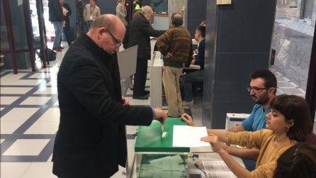 Javier Márquez vota en el centro de la capital jiennense Javier Márquez vota en el centro de la capital jiennense