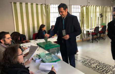Juan Diego Requena ejerce su derecho al voto Juan Diego Requena ejerce su derecho al voto