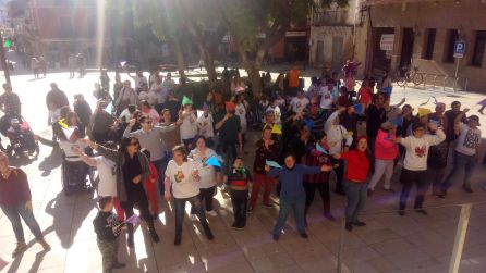 Baile al son de la canción "Somos una marea de gente". Baile al son de la canción "Somos una marea de gente".