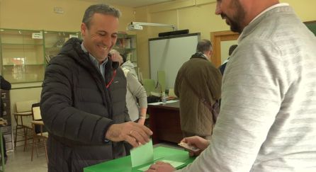 El alcalde de Cazorla, Antonio José Rodriguez en el momento de votar El alcalde de Cazorla, Antonio José Rodriguez en el momento de votar