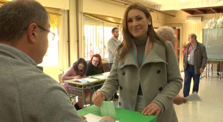 La presidenta del PP de Cazorla, Maria José Lara votó en el centro de FP La presidenta del PP de Cazorla, Maria José Lara votó en el centro de FP