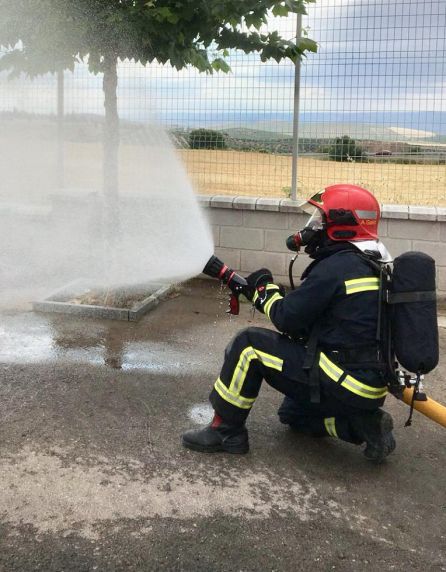 Un bombero del Parque Comarcal Sierra de Cazorla realiza un simulacro con los equipos de extinción Un bombero del Parque Comarcal Sierra de Cazorla realiza un simulacro con los equipos de extinción