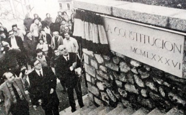 El rótulo del Monumento que fue quitado con las últimas obras de remodelación de la plaza de Mangana y que no se ha repuesto. El rótulo del Monumento que fue quitado con las últimas obras de remodelación de la plaza de Mangana y que no se ha repuesto.