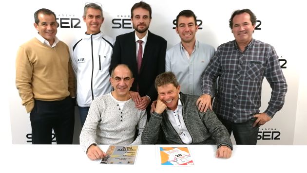 Componentes del "sanedrín en zapatillas" de Alicante Corre: José Luis Giménez (segundo por la izquierda), Pere Rostoll, Luis Navas, de pie, junto a José Manuel Albentosa. Y sentados: César Bañuls y Jesús Jurado Componentes del "sanedrín en zapatillas" de Alicante Corre: José Luis Giménez (segundo por la izquierda), Pere Rostoll, Luis Navas, de pie, junto a José Manuel Albentosa. Y sentados: César Bañuls y Jesús Jurado